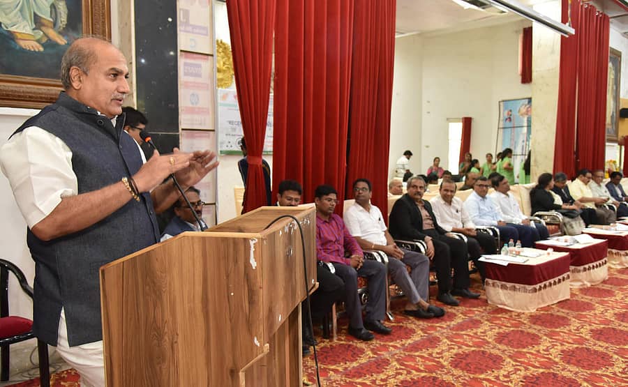 ಕಲಬುರಗಿ ನಗರದ ಶರಣಬಸವ ವಿಶ್ವವಿದ್ಯಾಲಯದಲ್ಲಿ ಶುಕ್ರವಾರ ನಡೆದ ಬಹುಶಿಸ್ತೀಯ ಸಂಶೋಧನೆಯಲ್ಲಿ ಇತ್ತೀಚಿನ ಆವಿಷ್ಕಾರಗಳು ಕುರಿತ ರಾಷ್ಟ್ರೀಯ ಸಮ್ಮೇಳನದಲ್ಲಿ ಶರಣಬಸವೇಶ್ವರ ವಿದ್ಯಾವರ್ಧಕ ಸಂಘದ ಕಾರ್ಯದರ್ಶಿ ಬಸವರಾಜ ದೇಶಮುಖ ಮಾತನಾಡಿದರು