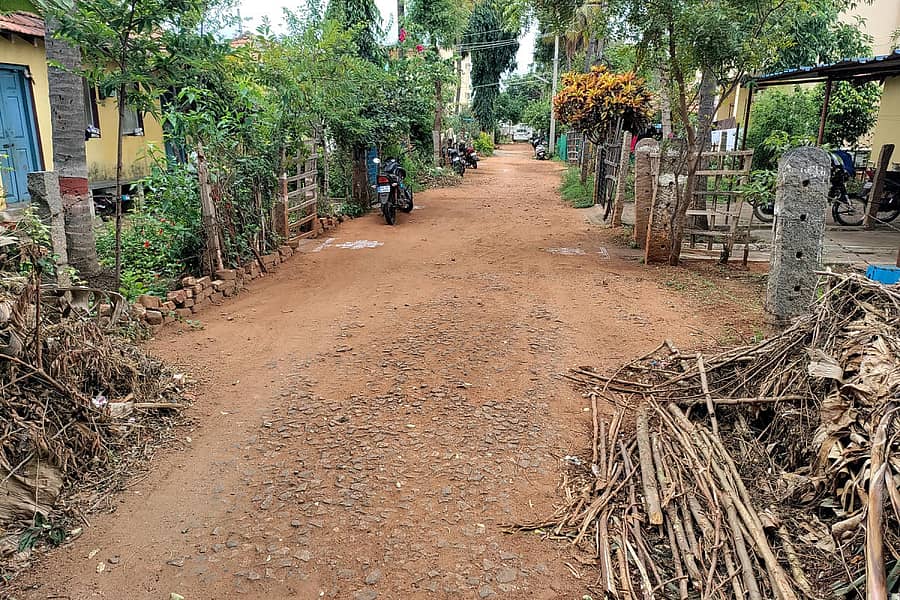 ಚಾಮರಾಜನಗರದ ಎಸ್‌‍ಪಿ ಕಚೇರಿ ಪಕ್ಕ ಇರುವ ಪೊಲೀಸ್‌ ವಸತಿಗೃಹಗಳ ಎದುರಿನ ರಸ್ತೆ ಇನ್ನೂ ಅಭಿವೃದ್ಧಿಯಾಗಿಲ್ಲ
