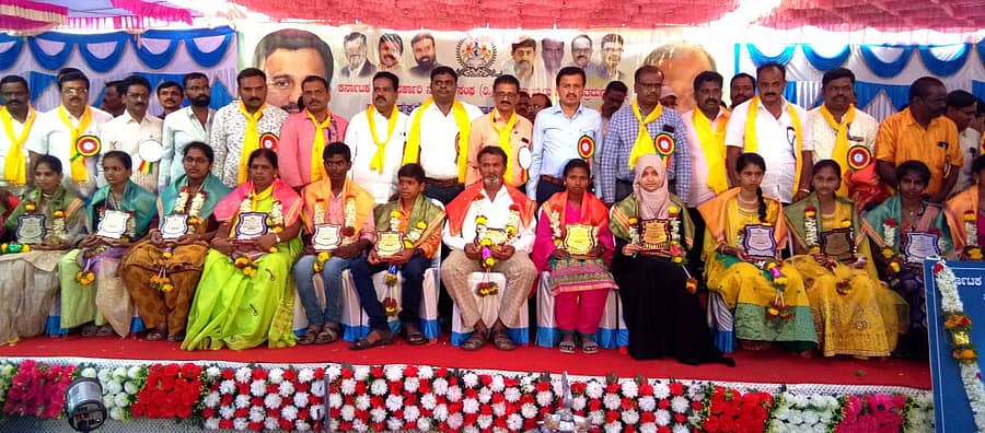 ಮೊಳಕಾಲ್ಮುರಿನಲ್ಲಿ ಶನಿವಾರ ಸರ್ಕಾರಿ ನೌಕರರ ಸಂಘವು ಹಮ್ಮಿಕೊಂಡಿದ್ದ ರಾಜ್ಯಾಧ್ಯಕ್ಷ ಸಿ.ಎಸ್. ಷಡಾಕ್ಷರಿ ಜತೆ ಸಂವಾದ ಮತ್ತು ಪ್ರತಿಭಾ ಪುರಸ್ಕಾರದಲ್ಲಿ ಹೆಚ್ಚು ಅಂಕ ಗಳಿಸಿದ ವಿದ್ಯಾರ್ಥಿಗಳನ್ನು ಸನ್ಮಾನಿಸಲಾಯಿತು.