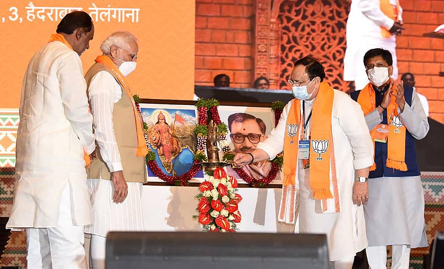 ಪ್ರಧಾನಿ ನರೇಂದ್ರ ಮೋದಿ, ಬಿಜೆಪಿ ಅಧ್ಯಕ್ಷ ಜೆ.ಪಿ.ನಡ್ಡಾ ಮತ್ತು ಕೇಂದ್ರ ಸಚಿವ ಪೀಯೂಷ್ ಗೋಯಲ್ ಅವರು ಬಿಜೆಪಿ ರಾಷ್ಟ್ರೀಯ ಕಾರ್ಯಕಾರಿಣಿಯಲ್ಲಿ ಶನಿವಾರ ಭಾಗವಹಿಸಿದ್ದರು ಪಿಟಿಐ ಚಿತ್ರ