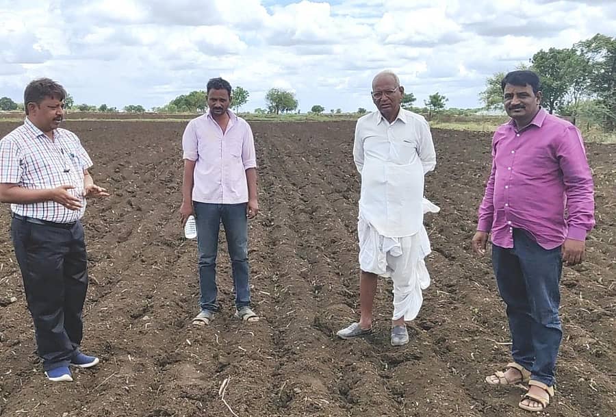 Note: CFLD on Black gram :Morambi- 2022-23 Azimuth angle: 275? (W) Pitch angle: -6.6? (-0.9?)ಬೀದರ್ ತಾಲ್ಲೂಕಿನ ಜನವಾಡ ಸಮೀಪದ ಕೃಷಿ ವಿಜ್ಞಾನ ಕೇಂದ್ರದ ವಿಜ್ಞಾನಿಗಳು ಮೋರಂಬಿ ಗ್ರಾಮದ ರೈತರ ಹೊಲದಲ್ಲಿ ಬೆಳೆ ವೀಕ್ಷಣೆ ಮಾಡಿದರು