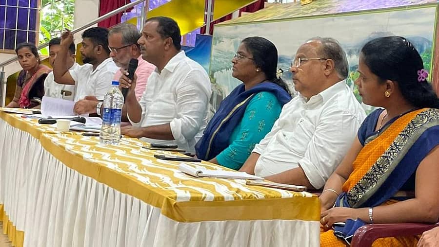 ದೇರಳಕಟ್ಟೆಯಲ್ಲಿ ನಡೆದ ಉಳ್ಳಾಲ ತಾಲ್ಲೂಕು ಮಟ್ಟದ ಪ್ರಾಕೃತಿಕ ವಿಕೋಪಕ್ಕೆ ಸಂಬಂಧಿಸಿದ ಸಭೆಯಲ್ಲಿ ವಿಧಾನಸಭೆಯಲ್ಲಿನ ವಿರೋಧ ಪಕ್ಷದ ಉಪನಾಯಕ ಯು.ಟಿ ಖಾದರ್ ಮಾತನಾಡಿದರು