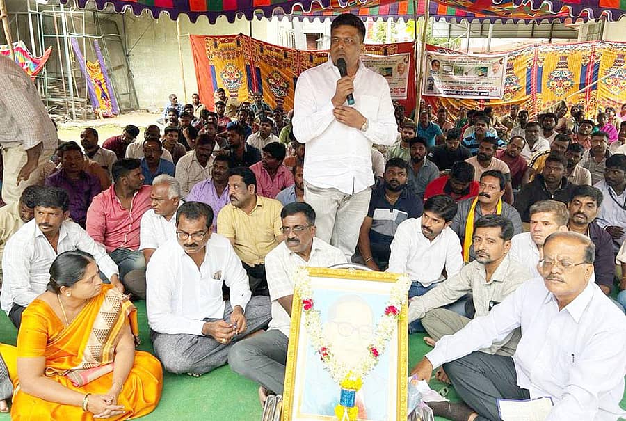 ಮಂಡ್ಯದ ನಗರಸಭೆ ಬಳಿ ವಿವಿಧ ಬೇಡಿಕೆಗಳ ಈಡೇರಿಕೆಗೆ ಆಗ್ರಹಿಸಿ ಪೌರಕಾರ್ಮಿಕರು ಸೇರಿದಂತೆ ಇತರ ಕಾರ್ಮಿಕರು ನಡೆಸುತ್ತಿರುವ ಹೋರಾಟವನ್ನು ಬೆಂಬಲಿಸಿ ಕಾಂಗ್ರೆಸ್ ಮುಖಂಡ ಗಣಿಗ ರವಿಕುಮಾರ್ ಮಾತನಾಡಿದರು. ಪವಿತ್ರಾ ಬೋರೇಗೌಡ, ಗೀತಾ, ನಯೀಂ, ರವಿ, ಎಚ್.ಕೆ.ರುದ್ರಪ್ಪ, ಬಿ.ಪಿ.ಪ್ರಕಾಶ್, ಶ್ರೀಧರ್ ಇದ್ದಾರೆ