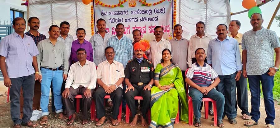 ಬೆಳಗಾವಿ ತಾಲ್ಲೂಕಿನ ಪಂತ ಬಾಳೇಕುಂದ್ರಿಯಲ್ಲಿ ಭಾನುವಾರ ನಿವೃತ್ತ ಯೋಧ ಪ್ರದೀಪ ಮಿರಜಕರ ಅವರನ್ನು ಗೆಳೆಯರ ಬಳಗದಿಂದ ಸ್ವಾಗತಿಸಲಾಯಿತು