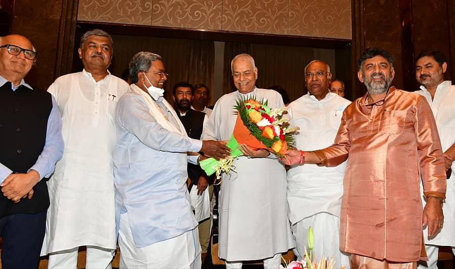 ಯಶವಂತ ಸಿನ್ಹಾ ಅವರನ್ನು ವಿಧಾನಸಭೆ ವಿಪಕ್ಷ ನಾಯಕ ಸಿದ್ದರಾಮಯ್ಯ, ಕೆಪಿಸಿಸಿ ಅಧ್ಯಕ್ಷ ಡಿ.ಕೆ.ಶಿವಕುಮಾರ್ ಹೂಗುಚ್ಚ ನೀಡಿ ಸ್ವಾಗತಿಸಿದರು.