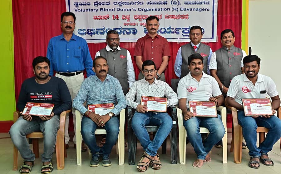 ವಿಶ್ವ ರಕ್ತದಾನಿಗಳ ದಿನಾಚರಣೆ ಅಂಗವಾಗಿ ದಾವಣಗೆರೆಯಲ್ಲಿ ಲೈಫ್ಲೈನ್, ಸ್ವಯಂ ಪ್ರೇರಿತ ರಕ್ತದಾನಿಗಳ ಸಮೂಹದಿಂದ ಸ್ವಯಂ ಪ್ರೇರಿತ ರಕ್ತದಾನಿಗಳನ್ನು ಭಾನುವಾರ ಅಭಿನಂದಿಸಲಾಯಿತು. (ನಿಂತವರು ಎಡದಿಂದ ಬಲಕ್ಕೆ), ಪತ್ರಕರ್ತ ಬಿ.ಎನ್.ಮಲ್ಲೇಶ್, ಅನಿಲ್ ಬಾರಂಗಳ್, ಪ್ರಾದೇಶಿಕ ಸಾರಿಗೆ ಅಧಿಕಾರಿ ಶ್ರೀಧರ್ ಕೆ. ಮಲ್ಲಾಡ್, ಲೈಫ್ಲೈನ್ ಅಧ್ಯಕ್ಷ ಎ.ಎಂ.ಶಿವಕುಮಾರ್, ಕಾರ್ಯದರ್ಶಿ ಅನಿಲ್ ಬಾರಂಗಳ್ ಇದ್ದಾರೆ –ಪ್ರಜಾವಾಣಿ ಚಿತ್ರ