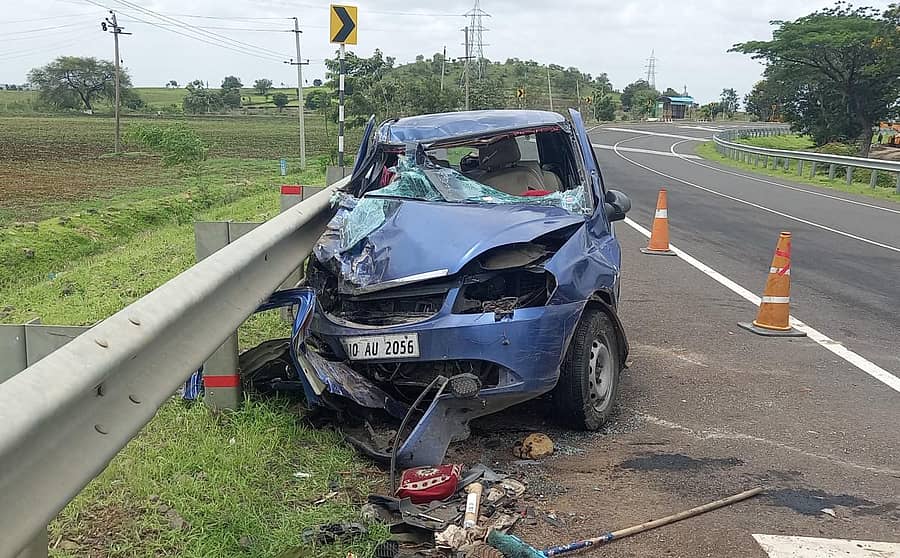 ಕಮಲಾಪುರ ತಾಲ್ಲೂಕಿನ ಭೀಮನಾಳ ಕ್ರಾಸ್ ಬಳಿ ಸಂಭವಿಸಿದ ಅಪಘಾತದಲ್ಲಿ ನಜ್ಜುಗುಜ್ಜಾದ ಕಾರು