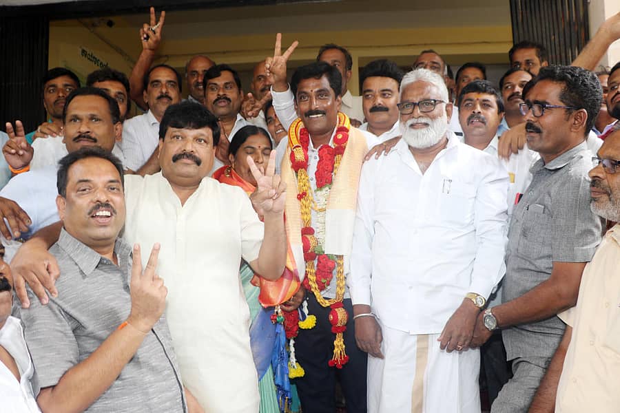 ಚಾಮರಾಜನಗರ ಎಪಿಎಂಸಿ ಅಧ್ಯಕ್ಷ ಹಾಗೂ ಉಪಾಧ್ಯಕ್ಷರಾಗಿ ಆಯ್ಕೆಯಾದ ಮನೋಜ್ ಪಟೇಲ್ ಹಾಗೂ ಕಲಾವತಿ ಅವರನ್ನು ಶಾಸಕ ಎನ್.ಮಹೇಶ್, ಬಿಜೆಪಿ ಜಿಲ್ಲಾ ಘಟಕದ ಅಧ್ಯಕ್ಷ ಆರ್.ಸುಂದರ್, ಮುಖಂಡರಾದ ಅಮ್ಮನಪುರ ಮಲ್ಲೇಶ್, ಜಿ.ಎನ್.ನಂಜುಂಡಸ್ವಾಮಿ, ನಿಜಗುಣ ರಾಜು ಇತರರು ಅಭಿನಂದಿಸಿದರು