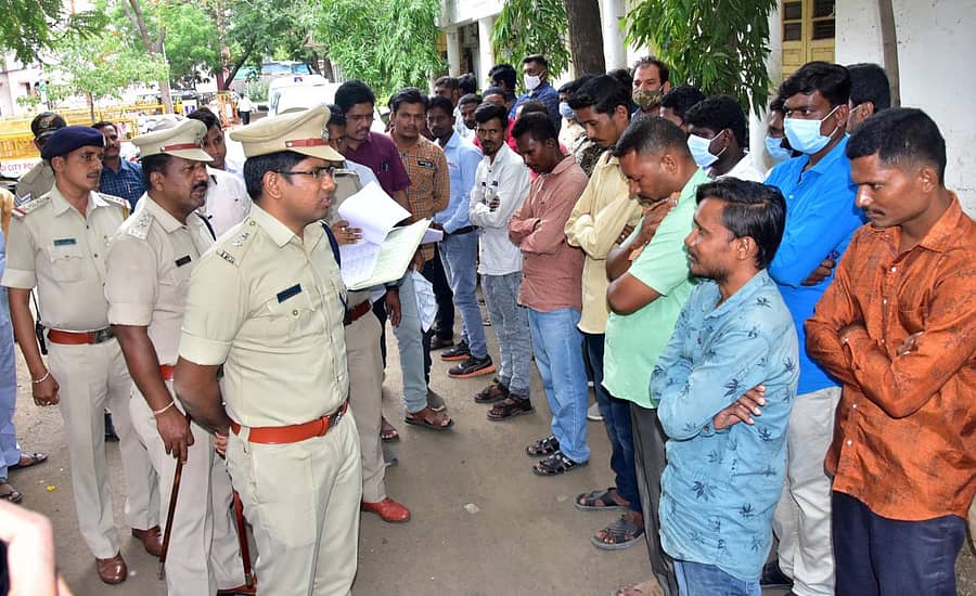 ಕಲಬುರಗಿಯಲ್ಲಿ ಆಯೋಜಿಸಿದ್ದ ರೌಡಿ ಪರೇಡ್‌ನಲ್ಲಿ ಡಿಸಿಪಿ ಅಡ್ಡೂರು ಶ್ರೀನಿವಾಸಲು ಅವರು ರೌಡಿಗಳಿಗೆ ಎಚ್ಚರಿಕೆ ನೀಡಿದರು