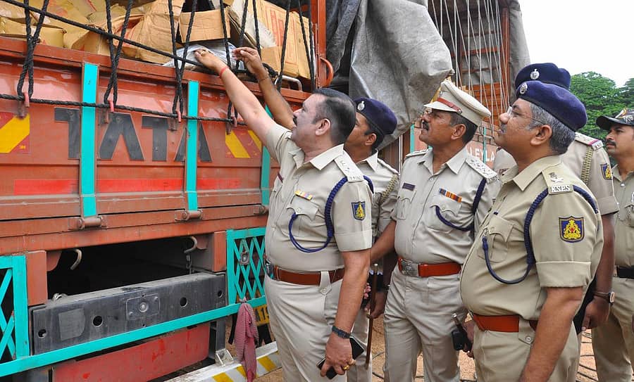 ಗುಜರಾತಿ ವ್ಯಾಪಾರಿಗಳಿಂದ ವಶಪಡಿಸಿಕೊಂಡಿರುವ ಒಣ ದ್ರಾಕ್ಷಿಯನ್ನು ವಿಜಯಪುರ ಜಿಲ್ಲಾ ಪೊಲೀಸ್ ವರಿಷ್ಠಾಧಿಕಾರಿ ಎಚ್.ಡಿ.ಆನಂದಕುಮಾರ್ ಪರಿಶೀಲಿಸಿದರು. ಡಿವೈಎಸ್ಪಿ ಲಕ್ಷ್ಮಿ ನಾರಾಯಣ, ಹೆಚ್ಚುವರಿ ಜಿಲ್ಲಾ ಪೊಲೀಸ್ ವರಿಷ್ಠಾಧಿಕಾರಿ ಡಾ.ರಾಮ್ ಅರಸಿದ್ಧಿ ಇದ್ದಾರೆ –ಪ್ರಜಾವಾಣಿ ಚಿತ್ರ