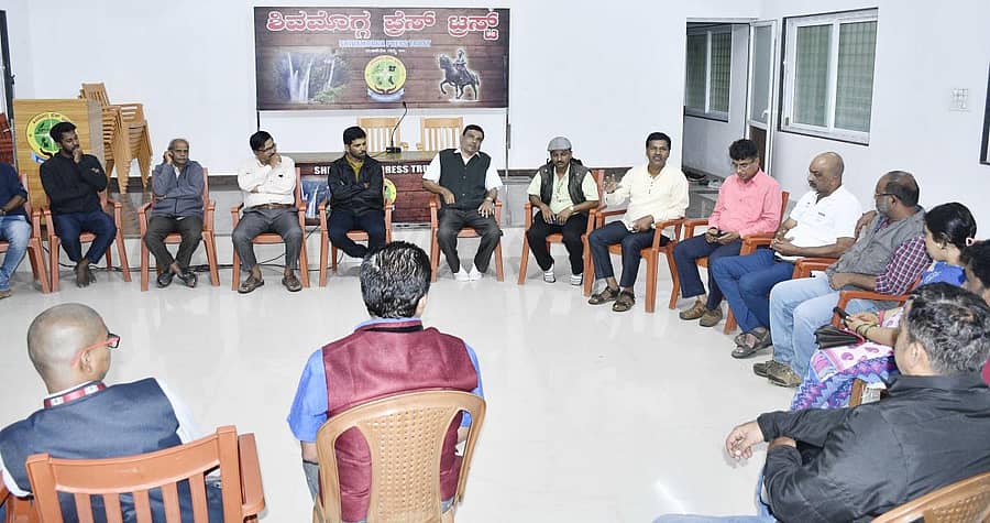 ಶಿವಮೊಗ್ಗದಲ್ಲಿ ಸೋಮವಾರ ಕಲಾವಿದರು ಹಾಗೂ ಸಮಾನ ಮನಸ್ಕರ ಒಕ್ಕೂಟದಿಂದ ನಡೆದ ಸಭೆಯ ನೋಟ