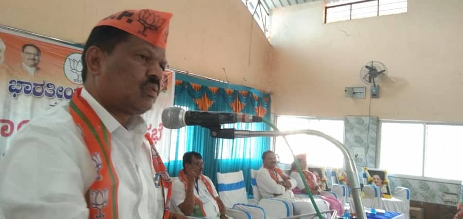 ಹೊಸದುರ್ಗದ ಹೇಮಾವತಿ ಭವನದಲ್ಲಿ ಸೋಮವಾರ ನಡೆದ ಬಿಜೆಪಿ ಕಾರ್ಯಕಾರಿಣಿಯಲ್ಲಿ ಶಾಸಕ ಗೂಳಿಹಟ್ಟಿ ಡಿ. ಶೇಖರ್ ಮಾತನಾಡಿದರು.