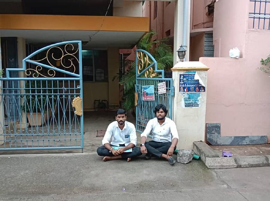 ದಾವಣಗೆರೆ ಸಮಾಜ ಕಲ್ಯಾಣ ಇಲಾಖೆಯ ಕಚೇರಿ ಎದುರು ಸೋಮವಾರ ಧರಣಿ ಕುಳಿತಿರುವ ವಿದ್ಯಾರ್ಥಿಗಳು