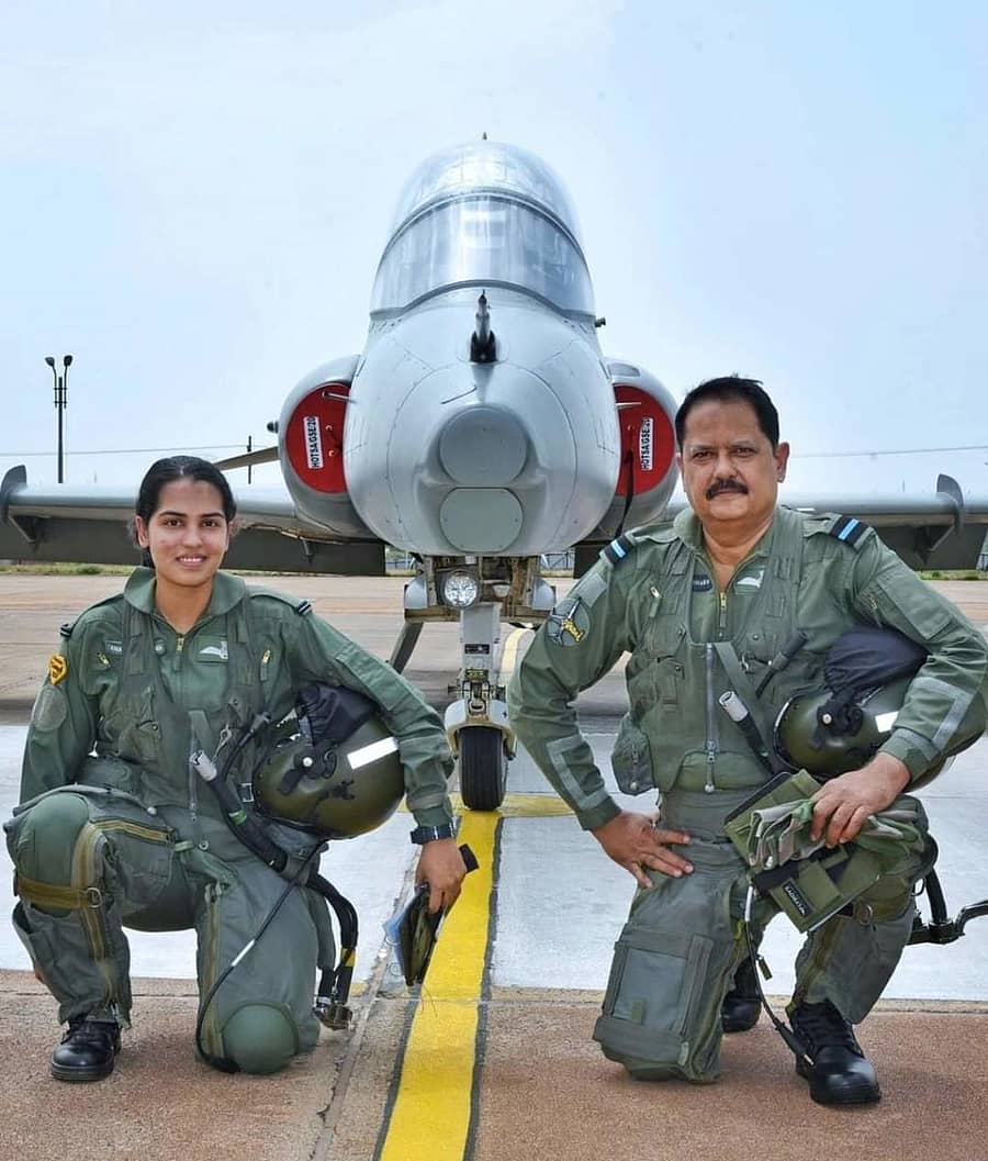 ಬೀದರ್ನಲ್ಲಿ ಹಾಕ್ ಫೈಟರ್ ವಿಮಾನ ಹಾರಿಸಿದ ಸಂಜಯ್ ಶರ್ಮಾ ಹಾಗೂ ಅವರ ಪುತ್ರಿ ಅನನ್ಯಾ ಶರ್ಮಾ