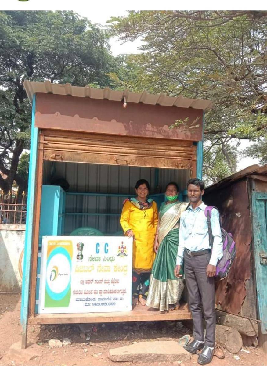 ಮಾಯಕೊಂಡದ ಕೆನರಾ ಬ್ಯಾಂಕ್‌ ಬಳಿ ಚಿಕ್ಕ ಶೆಡ್‌ನಲ್ಲಿ ‘ಡಿಜಿ ಪೇ’ ವ್ಯವಸ್ಥೆಯಲ್ಲಿ ಕಾರ್ಯ ನಿರ್ವಹಿಸುತ್ತಿರುವ ನೇತ್ರಾವತಿ (ಎಡಚಿತ್ರ). ಮಾಯಕೊಂಡದ ಅನ್ನಪೂರ್ಣೇಶ್ವರಿ ಸ್ವಸಹಾಯ ಗುಂಪಿನ ಬಿ. ನೇತ್ರಾವತಿ ಅವರು ಬಿ.ಸಿ. ಸಖಿಯಾಗಿ ಅತಿ ಹೆಚ್ಚು ಡಿಜಿಟಲ್‌ ವಹಿವಾಟು ನಡೆಸಿರುವ ನಿಮಿತ್ತ ಜಿಲ್ಲಾ ಪಂಚಾಯಿತಿ ಮುಖ್ಯ ಕಾರ್ಯನಿರ್ವಹಣಾಧಿಕಾರಿ ಡಾ.ಎ.ಚನ್ನಪ್ಪ ಪ್ರಶಂಸಾ ಪತ್ರ ವಿತರಿಸಿದರು. ಎನ್‌ಆರ್‌ಎಲ್‌ಎಂ ಜಿಲ್ಲಾ ಕಾರ್ಯಕ್ರಮ ವ್ಯವಸ್ಥಾಪಕ ಭೋಜರಾಜ್‌ ಇದ್ದಾರೆ. (ಸಂಗ್ರಹ ಚಿತ್ರ).