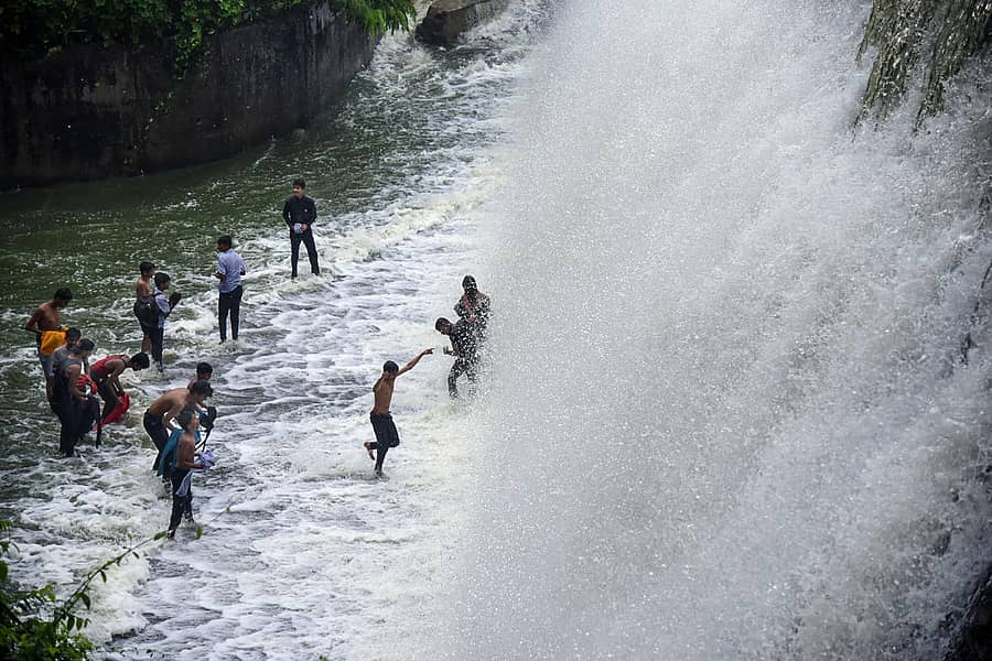 ಮಹಾರಾಷ್ಟ್ರದ ಹಲವು ಕಡೆ ಧಾರಾಕಾರ ಮಳೆ ಸುರಿಯುತ್ತಿದ್ದು, ಬುಧವಾರ ಪವಾಯಿ ಸರೋವರದಿಂದ ಧುಮ್ಮಿಕ್ಕುತ್ತಿರುವ ನೀರಿನಲ್ಲಿ ಯುವಜನರು ಸಂಭ್ರಮಿಸಿದರು –ಪಿಟಿಐ ಚಿತ್ರ