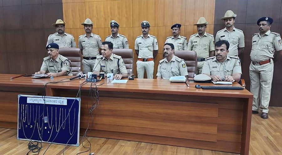 ಸುದ್ದಿಗೋಷ್ಠಿಯಲ್ಲಿ ರಾಮನಗರ ಎಸ್.ಪಿ ಸಂತೋಷ್ ಬಾಬು ಮಾತನಾಡಿದರು