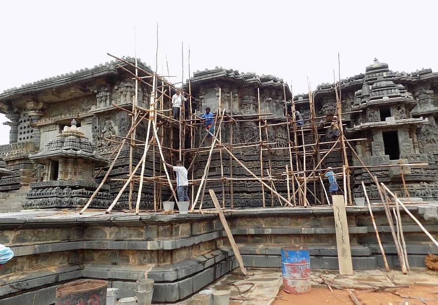 ಹಳೇಬೀಡಿನ ಹೊಯ್ಸಳೇಶ್ವರ ದೇವಾಲಯದಲ್ಲಿ ಗೋಡೆಯ ವಿಗ್ರಹಗಳಿಗೆ ರಾಸಾಯಿನಿಕ ಶುದ್ದಿ ಮಾಡುವ ಕೆಲಸ ನಡೆಯುತ್ತಿದೆ