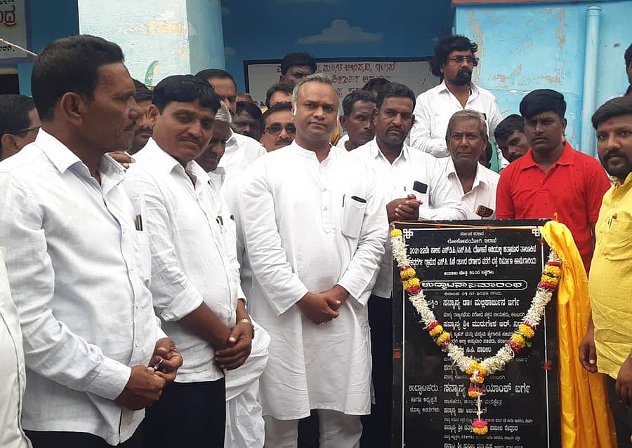 ಚಿತ್ತಾಪುರ ತಾಲ್ಲೂಕಿನ ಕದ್ದರಗಿ ಗ್ರಾಮದಲ್ಲಿ ಗುರುವಾರ ಸಿಸಿ ರಸ್ತೆ ನಿರ್ಮಾಣ ಕಾಮಗಾರಿಗೆ ಶಾಸಕ ಪ್ರಿಯಾಂಕ್ ಎಂ. ಖರ್ಗೆ ಅಡಿಗಲ್ಲು ನೆರವೇರಿಸಿದರು