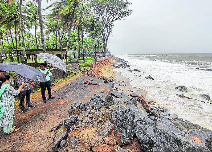 ದಕ್ಷಿಣ ಕನ್ನಡ ಜಿಲ್ಲೆಯ ಸೋಮೇಶ್ವರದ ಬಟ್ಟಪಾಡಿಯಲ್ಲಿ ಮಳೆಯಿಂದಾಗಿ ಕಡಲ್ಕೊರೆತ –ಪ್ರಜಾವಾಣಿ ಚಿತ್ರ/ಇರ್ಷಾದ್‌ ಮಹಮ್ಮದ್‌