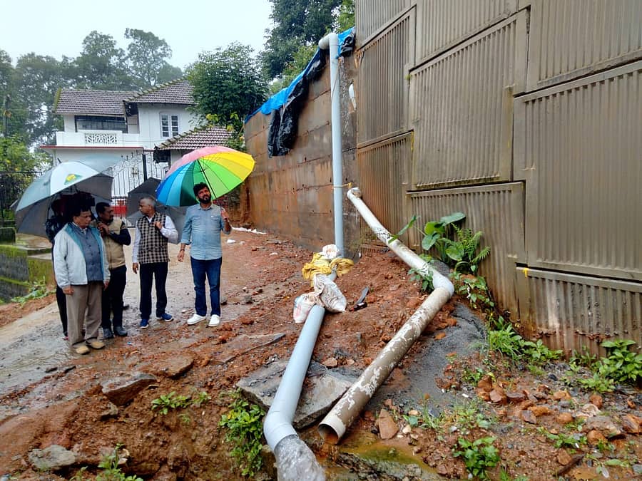 ಕೊಡಗು ಜಿಲ್ಲಾಧಿಕಾರಿ ಕಚೇರಿಯ ತಡೆಗೋಡೆಯ ಕಾಂಕ್ರೀಟ್ ಸ್ಲ್ಯಾಬ್ ಗಳು ಮಳೆಯಿಂದ ಹೊರಚಾಚಿರುವುದು