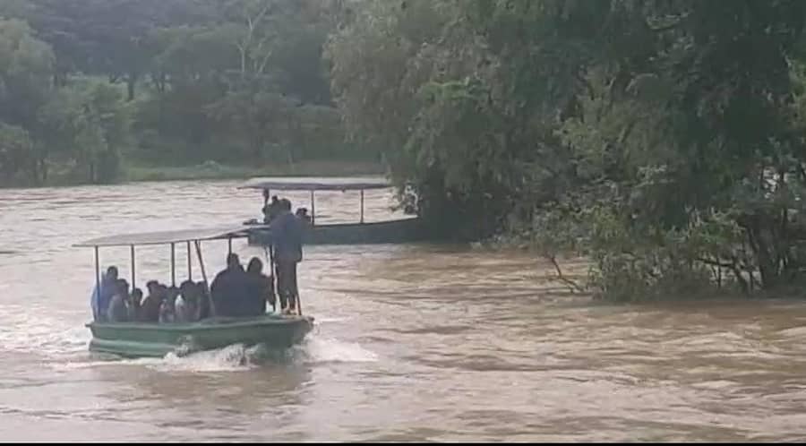 ಉಕ್ಕಿ ಹರಿಯುತ್ತಿದ್ದ ನದಿ ಮಧ್ಯೆ ಸಿಲುಕಿದ ದೋಣಿ; ರಕ್ಷಣೆ