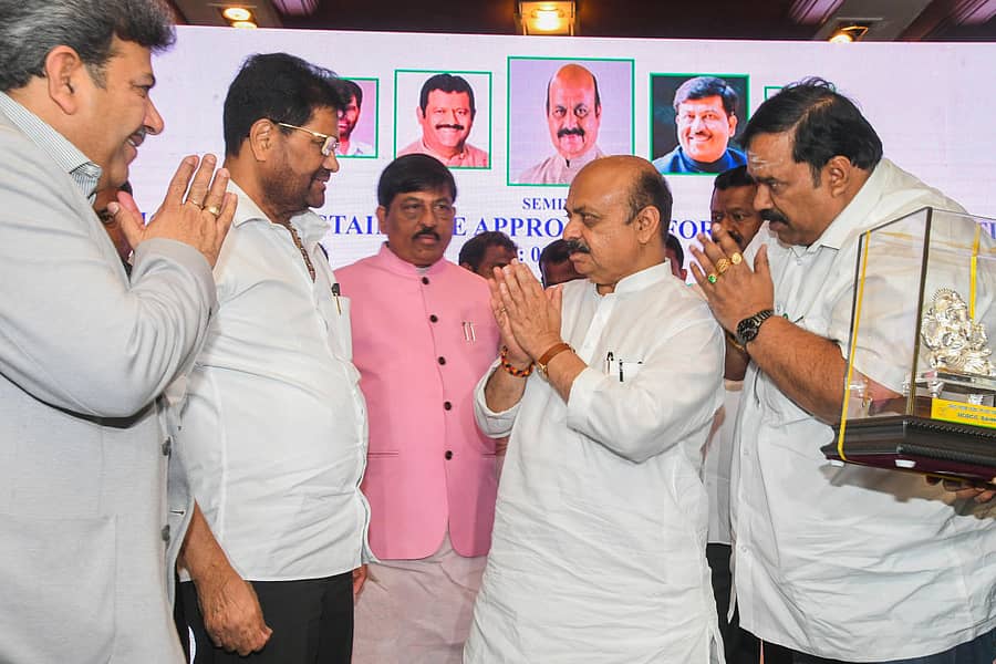 ಬೆಂಗಳೂರಿನಲ್ಲಿ ಶುಕ್ರವಾರ ಕರ್ನಾಟಕದಲ್ಲಿ ಇಥೆನಾಲ್ ಉತ್ಪಾದನೆ ಕುರಿತ ವಿಚಾರ ಸಂಕಿರಣದಲ್ಲಿ ಐಎಸ್ಜಿಇಸಿ ಹೇವಿ ಎಂಜಿನಿಯರಿಂಗ್ ಕಂಪನಿಯ ಸಂಜಯ್ ಅವಸ್ಥಿತ, ಕರ್ನಾಟಕ ರಾಜ್ಯ ಸಹಕಾರ ಮಾರಾಟ ಮಹಾಮಂಡಳದ ಅಧ್ಯಕ್ಷ ಎಂ.ಎನ್. ರಾಜೇಂದ್ರ ಕುಮಾರ್, ಸಚಿವ ಮುರುಗೇಶ್ ನಿರಾಣಿ, ಮುಖ್ಯಮಂತ್ರಿ ಬಸವರಾಜ ಬೊಮ್ಮಾಯಿ, ಸಕ್ಕರೆ ಸಚಿವ ಶಂಕರ ಬಿ. ಪಾಟೀಲ ಮುನೇನಕೊಪ್ಪ, ಕರ್ನಾಟಕ ರಾಜ್ಯ ಸಹಕಾರಿ ಅಪೆಕ್ಸ್ ಬ್ಯಾಂಕ್ ಅಧ್ಯಕ್ಷ ಮತ್ತು ಶಾಸಕ ಬೆಳ್ಳಿ ಪ್ರಕಾಶ್ ಪಾಲ್ಗೊಂಡಿದ್ದರು – ಪ್ರಜಾವಾಣಿ ಚಿತ್ರ