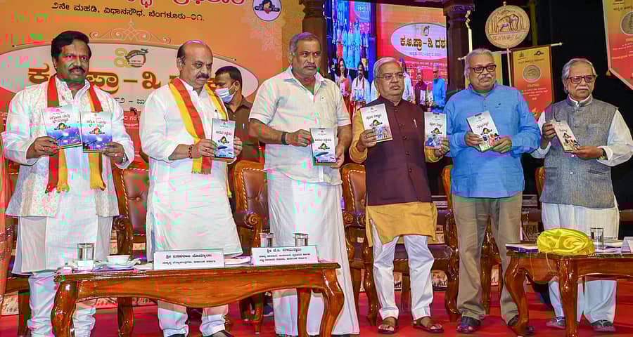 ‘ಕನ್ನಡ ರಥ–ಕಾಯಕ ಪಥ’ ಪುಸ್ತಕವನ್ನು ಬಸವರಾಜ ಬೊಮ್ಮಾಯಿ ಲೋಕಾರ್ಪಣೆ ಮಾಡಿದರು.ಟಿ.ಎಸ್. ನಾಗಾಭರಣ, ಜೆ.ಸಿ. ಮಾಧುಸ್ವಾಮಿ, ಜಲಸಂಪನ್ಮೂಲ ಸಚಿವ ಗೋವಿಂದ ಕಾರಜೋಳ, ಕವಿ ಎಚ್.ಎಸ್. ವೆಂಕಟೇಶಮೂರ್ತಿ ಹಾಗೂ ಸಾಹಿತಿ ದೊಡ್ಡರಂಗೇಗೌಡ ಇದ್ದಾರೆ. - ಪ್ರಜಾವಾಣಿ ಚಿತ್ರ