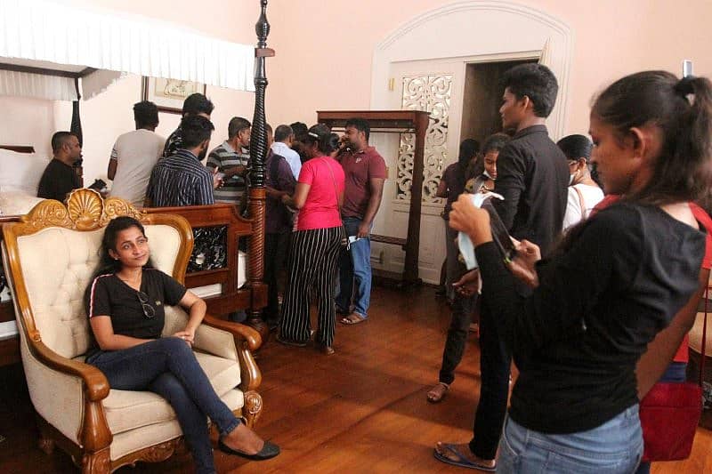 ರಾಜಪಕ್ಸೆ ಅರಮನೆಯಲ್ಲಿ ಫೋಟೊ ತೆಗೆದುಕೊಳ್ಳುತ್ತಿರುವ ಪ್ರತಿಭಟನಾಕಾರರು