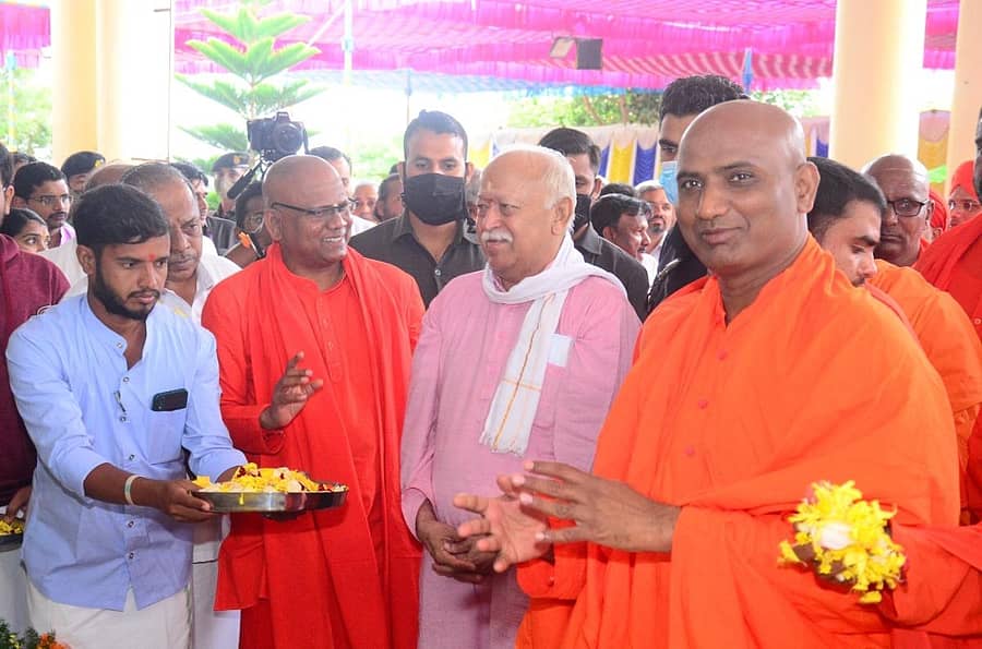 ಚಿತ್ರದುರ್ಗದ ಮಾದಾರ ಚನ್ನಯ್ಯ ಗುರುಪೀಠದಲ್ಲಿ ಆರ್ಎಸ್ಎಸ್ ಮುಖ್ಯಸ್ಥ ಮೋಹನ್ ಭಾಗವತ್ ಅವರು ಬಸವಾದಿ ಶರಣರ ಪ್ರತಿಮೆಗಳಿಗೆ ಪುಷ್ಪಾರ್ಚನೆ ಮಾಡಿದರು. ಬಸವಮೂರ್ತಿ ಮಾದಾರ ಚನ್ನಯ್ಯ ಸ್ವಾಮೀಜಿ, ಹರಳಯ್ಯ ಸ್ವಾಮೀಜಿ ಇದ್ದಾರೆ.