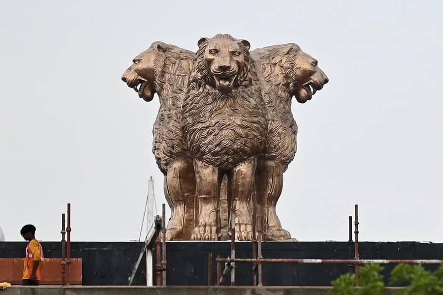 ನೂತನವಾಗಿ ನಿರ್ಮಿಸುತ್ತಿರುವ ಸಂಸತ್ ಭವನದ ಮೇಲಿನ ಲಾಂಛನದಲ್ಲಿರುವ ಸಿಂಹ –ಎಎಫ್‌ಪಿ ಚಿತ್ರ