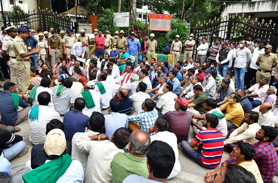 ‘ಪೆರಿಫೆರಲ್ ಹೊರವರ್ತುಲ ರಸ್ತೆ ಯೋಜನೆಗಾಗಿ ಸ್ವಾಧೀನಪಡಿಸಿಕೊಂಡಿರುವ ಜಮೀನಿಗೆ ಸೂಕ್ತ ಪರಿಹಾರ ನೀಡಬೇಕು’ ಎಂದು ಒತ್ತಾಯಿಸಿ ರೈತರು ನಗರದ ಬಿಡಿಎ ಕಚೇರಿ ಎದುರು ಮಂಗಳವಾರ ಪ್ರತಿಭಟನೆ ನಡೆಸಿದರು  – ಪ್ರಜಾವಾಣಿ ಚಿತ್ರ