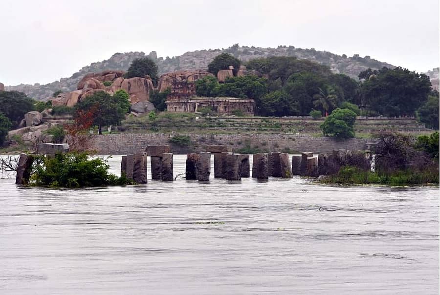 ತುಂಗಭದ್ರಾ ನದಿಗೆ ಲಕ್ಷ ಕ್ಯುಸೆಕ್‌ ನೀರು: ಹಂಪಿ ಸ್ಮಾರಕಗಳು ಮುಳುಗಡೆ