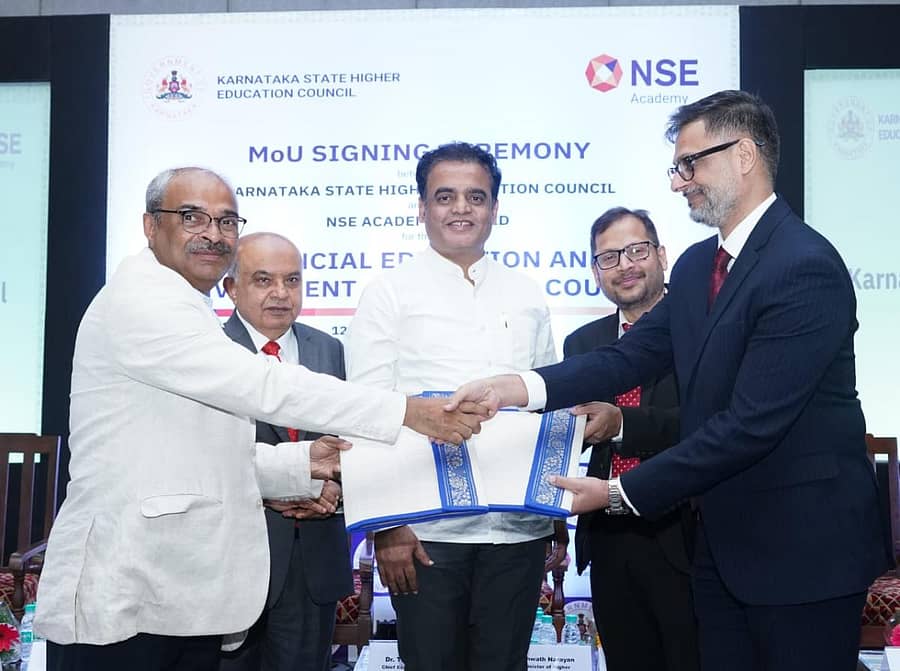 ಪದವಿ ಕಾಲೇಜುಗಳಲ್ಲಿ ಹಣಕಾಸು ಶಿಕ್ಷಣ ಅನುಷ್ಠಾನಕ್ಕೆ ಸಂಬಂಧಿಸಿದ ಒಪ್ಪಂದದ ಪ್ರತಿಯನ್ನು ರಾಜ್ಯ ಉನ್ನತ ಶಿಕ್ಷಣ ಪರಿಷತ್ ಕಾರ್ಯನಿರ್ವಾಹಕ ನಿರ್ದೇಶಕ ಪ್ರೊ. ಗೋಪಾಲಕೃಷ್ಣ ಜೋಶಿ ಮತ್ತು ಎನ್ಎಸ್ಇ ಅಕಾಡೆಮಿ ಸಿಇಒ ಅಭಿಲಾಷ್ ಮಿಶ್ರ ವಿನಿಮಯ ಮಾಡಿಕೊಂಡರು. ಪರಿಷತ್ ಉಪಾಧ್ಯಕ್ಷ ಪ್ರೊ.ಬಿ. ತಿಮ್ಮೇಗೌಡ, ಉನ್ನತ ಶಿಕ್ಷಣ ಸಚಿವ ಡಾ.ಸಿ.ಎನ್. ಅಶ್ವತ್ಥ ನಾರಾಯಣ, ಎನ್ಎಸ್ಇ ಅಕಾಡೆಮಿ ಪ್ರಧಾನ ಆರ್ಥಿಕ ತಜ್ಞ ಡಾ. ತೀರ್ಥಂಕರ ಪಟ್ನಾಯಕ್ ಇದ್ದರು