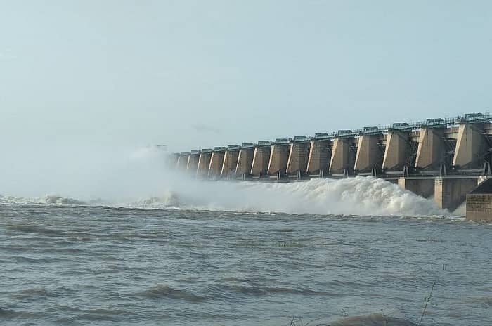 ಯಾದಗಿರಿ ಜಿಲ್ಲೆಯ ಹುಣಸಗಿ ತಾಲ್ಲೂಕಿನ ನಾರಾಯಣಪುರ ಗ್ರಾಮದ ಬಸವಸಾಗರ ಜಲಾಶಯದಿಂದ ಕೃಷ್ಣಾ ನದಿಗೆ ನೀರು ಹರಿಸುವ ರುದ್ರ ರಮಣೀಯ ದೃಶ್ಯ
