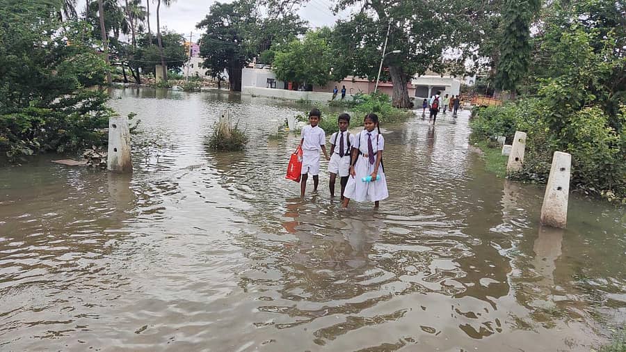 ತುಂಗಭದ್ರಾ ನದಿಯ ಪ್ರವಾಹದಿಂದಾಗಿ ಬಳ್ಳಾರಿ ಜಿಲ್ಲೆಯ ಕಂಪ್ಲಿಯಲ್ಲಿ ಕೋಟೆ ಜನವಸತಿ ಪ್ರದೇಶಕ್ಕೆ ತೆರಳುವ ಹೊಳೆ ಆಂಜನೇಯ ದೇವಸ್ಥಾನ ಸೇತುವೆ ಜಲಾವೃತವಾಗಿದ್ದು, ಶನಿವಾರ ಶಾಲಾ ಮಕ್ಕಳು ಪ್ರವಾಹದ ನೀರಿನಲ್ಲೇ ನಡೆದುಕೊಂಡು ಹೋದರು (ಎಡಚಿತ್ರ), ತಮಿಳುನಾಡಿನ ಮೆಟ್ಟೂರು ಜಲಾಶಯ ಭರ್ತಿಯಾಗಿದ್ದು, ಎಲ್ಲ ಗೇಟ್ಗಳ ಮೂಲಕ ಕಾವೇರಿ ನದಿಗೆ ನೀರು ಹರಿಸಲಾಯಿತು