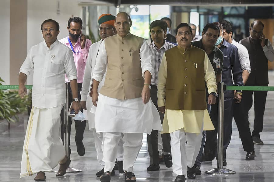 ಸರ್ವ ಪಕ್ಷಗಳ ಸಭೆಗೆ ಆಗಮಿಸುತ್ತಿರುವ ಸಚಿವರಾದ ರಾಜನಾಥ್ ಸಿಂಗ್, ಪ್ರಲ್ಹಾದ್ ಜೋಶಿ ಮತ್ತಿತರರು