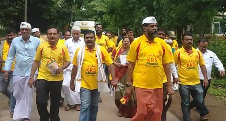 ರಾಣೆಬೆನ್ನೂರಿನಿಂದ ಆರಂಭವಾದ ಕೆಆರ್‌ಎಸ್‌ ಪಕ್ಷದ ಕರ್ನಾಟಕ ನವ ಚೈತನ್ಯ ಯಾತ್ರೆಯಲ್ಲಿ ಪಕ್ಷದ ರಾಜ್ಯ ಘಟಕದ ಅಧ್ಯಕ್ಷ ರವಿಕೃಷ್ಣಾ ರೆಡ್ಡಿ ಹೆಜ್ಜೆ ಹಾಕಿದರು
