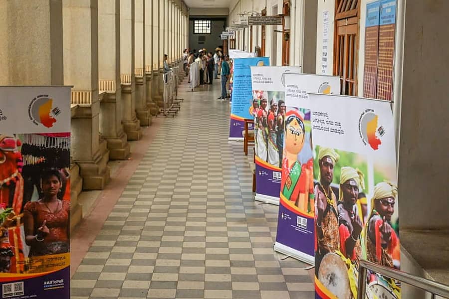 ರಾಷ್ಟ್ರಪತಿ ಚುನಾವಣೆಯ ಮತದಾನಕ್ಕಾಗಿ ವಿಧಾನಸೌಧದ ಮೊದಲನೇ ಮಹಡಿಯಲ್ಲಿ ಸ್ಥಾಪಿಸಿರುವ ಮತಗಟ್ಟೆಗೆ ಸಾಗುವ ಮಾರ್ಗದಲ್ಲಿ ಆಕರ್ಷಕ ಫ್ಲೆಕ್ಸ್‌ಗಳನ್ನು ಅಳವಡಿಸಿರುವುದು– ಪ್ರಜಾವಾಣಿ ಚಿತ್ರ