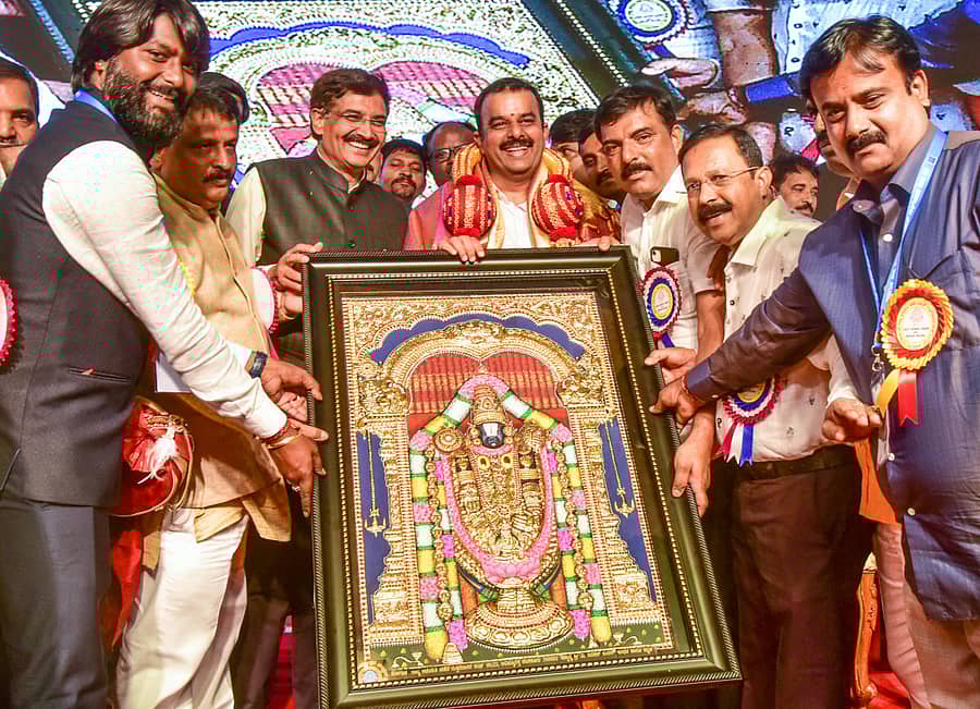 ರಾಜ್ಯ ಅನುಮತಿ ಪಡೆದ ವಿದ್ಯುತ್ ಗುತ್ತಿಗೆದಾರರ ಸಂಘ ಆಯೋಜಿಸಿದ್ದ ವಿದ್ಯುತ್ ಗುತ್ತಿಗೆದಾರರ ಸಮಾವೇಶದಲ್ಲಿ ಇಂಧನ ಸಚಿವ ವಿ.ಸುನೀಲ್ ಕುಮಾರ್ ಅವರನ್ನು ಅಭಿನಂದಿಸಲಾಯಿತು. ವಿಧಾನ ಪರಿಷತ್ ಸದಸ್ಯ ಎಸ್. ಕೇಶವ ಪ್ರಸಾದ್, ಗುತ್ತಿಗೆದಾರರ ಸಂಘದ ರಾಜ್ಯ ಅಧ್ಯಕ್ಷ ಸಿ. ರಮೇಶ್, ಉಪಾಧ್ಯಕ್ಷರಾದ ಎಂ.ಎನ್.ಉಮೇಶ್, ಊರ್ಬನ್ ಪಿಂಟೊ, ಪ್ರಧಾನ ಕಾರ್ಯದರ್ಶಿ ಎಚ್.ವಿ.ಚಂದ್ರಬಾಬು ಇದ್ದರು –ಪ್ರಜಾವಾಣಿ ಚಿತ್ರ