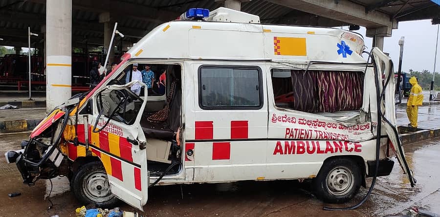 ಬೈಂದೂರು: ಟೋಲ್‌ಗೇಟ್‌ಗೆ ಆಂಬುಲೆನ್ಸ್ ಡಿಕ್ಕಿ- ನಾಲ್ವರು ಸಾವು