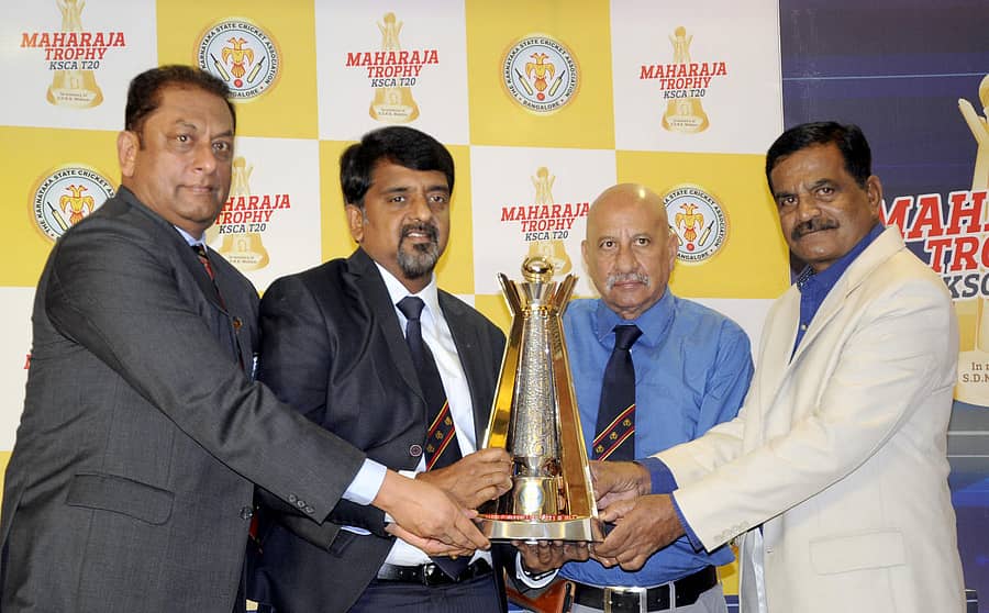 ಶಿವಮೊಗ್ಗದಲ್ಲಿ ಮಂಗಳವಾರ ನಡೆದ ಕಾರ್ಯಕ್ರಮದಲ್ಲಿ ಮಹಾರಾಜ ಟ್ರೋಫಿಯನ್ನು ವಿಧಾನಪರಿಷತ್ ಸದಸ್ಯ ಡಿ.ಎಸ್.ಅರುಣ್, ಕೆಎಸ್‌ಸಿಎ ಜಂಟಿ ಕಾರ್ಯದರ್ಶಿ ಶವೀರ್ ತಾರಾಪೂರ್, ಶಿವಮೊಗ್ಗ ವಲಯ ಸಮನ್ವಯಾಧಿಕಾರಿ ಮಂಜುನಾಥ್ ರಾಜು, ತುಮಕೂರು ವಲಯ ಸಮನ್ವಯಕಾರ ಕೆ.ಶಶಿಧರ್ ಪ್ರದರ್ಶಿಸಿದರು.