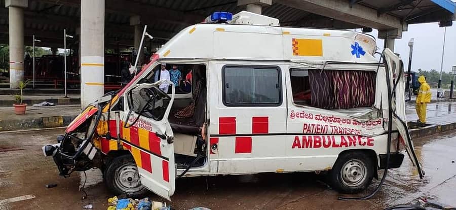 ಶಿರೂರಿನಲ್ಲಿ ಬುಧವಾರ ನಡೆದ ಅಪಘಾತದಲ್ಲಿ ಆಂಬುಲೆನ್ಸ್ ನಜ್ಜುಗುಜ್ಜಾಗಿರುವುದು
