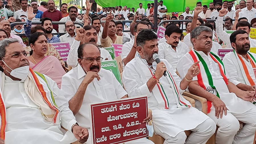 ಬೆಂಗಳೂರಿನ ಫ್ರೀಡಂ ಪಾರ್ಕ್ ಬಳಿ ಕಾಂಗ್ರೆಸ್ ನಾಯಕರು ಪ್ರತಿಭಟನೆ ನಡೆಸಿದರು.