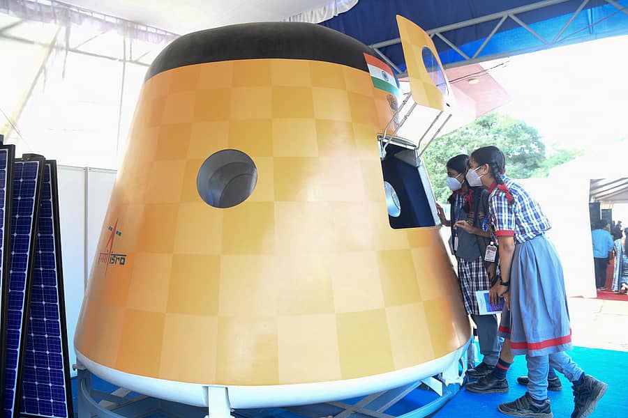 ಜವಾಹರಲಾಲ್‌ ನೆಹರೂ ತಾರಾಲಯದ ಆವರಣದಲ್ಲಿನ ಪ್ರದರ್ಶನದಲ್ಲಿ ಗಗನಯಾನದ ಮಾದರಿಯನ್ನು ವಿದ್ಯಾರ್ಥಿಗಳು ವೀಕ್ಷಿಸಿದರು. – ಪ್ರಜಾವಾಣಿ ಚಿತ್ರ