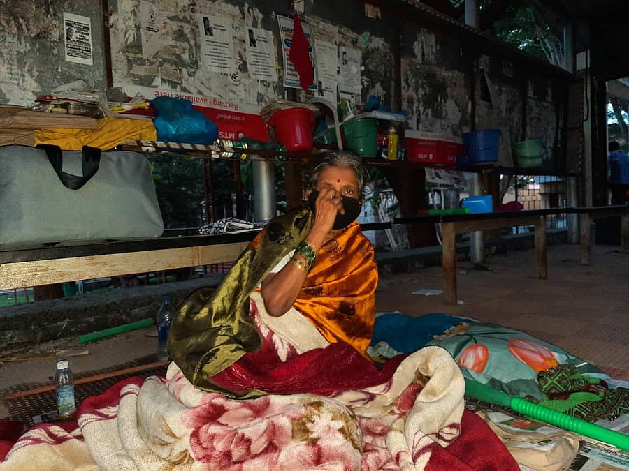 ಜಯನಗರ ಮುಖ್ಯ ರಸ್ತೆಯ ಬಸ್ ನಿಲ್ದಾಣದಲ್ಲಿ ಮಹಿಳೆ ತಂಗಿದ್ದಾರೆ