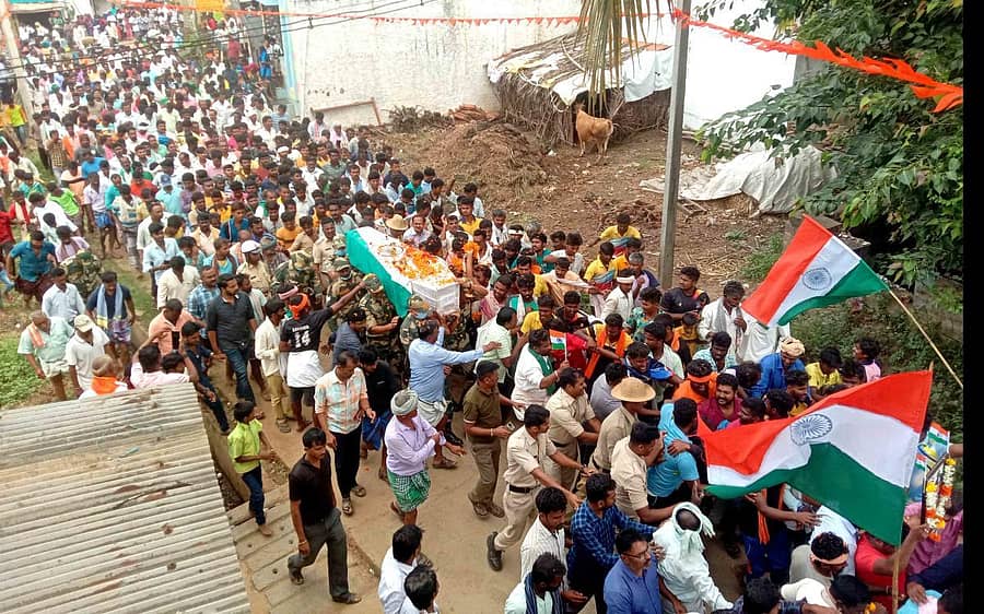 ತಿಮ್ಮಾಪೂರ ಗ್ರಾಮದಲ್ಲಿ ಬಿಎಸ್‌ಎಫ್ ಯೋಧ ಮಲ್ಲಿಕಾರ್ಜುನಯ್ಯ ಅವರ ಪಾರ್ಥಿವ ಶರೀರವನ್ನು ಮೆರವಣಿಗೆ ಮೂಲಕ ಸಾಗಿಸಲಾಯಿತು