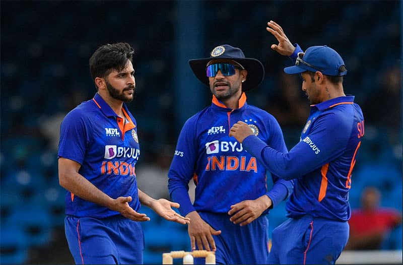 ವಿಕೆಟ್ ಪಡೆದ ಶಾರ್ದೂಲ್ ಠಾಕೂರ್ ಅವರನ್ನು ನಾಯಕ ಶಿಖರ್ ಧವನ್ (ಮಧ್ಯ) ಹಾಗೂ ಸೂರ್ಯಕುಮಾರ್ ಯಾದವ್ (ಬಲ) ಅಭಿನಂದಿಸಿದರು. (ಚಿತ್ರ ಕೃಪೆ: @BCCI ಟ್ವಿಟರ್ ಖಾತೆ)