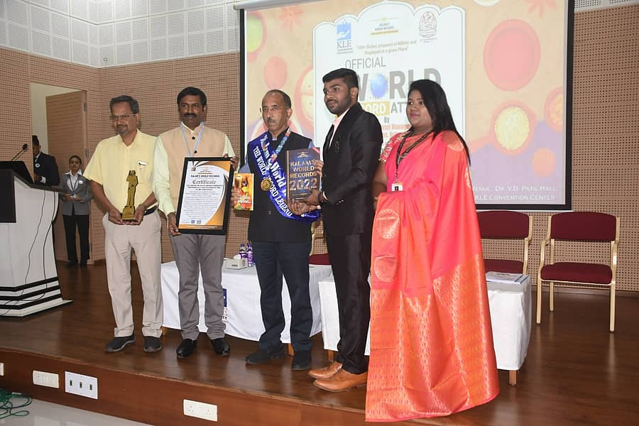 ಬೆಳಗಾವಿಯ ಕೆಎಲ್‌ಇ ಸಂಸ್ಥೆಯ ಪದವೀಧರರ ಸ್ಕೂಲ್‌ ಆಫ್‌ ಹೋಟೆಲ್‌ ಮ್ಯಾನೇಜ್‌ಮೆಂಟ್‌ ‘ಕಲಾಂ ವಿಶ್ವದಾಖಲೆ ಬುಕ್‌’ ಸೇರಿದ್ದರಿಂದ ಬುಕ್‌ನ ಮುಖ್ಯಸ್ಥ ಡಾ.ಆರ್‌.ಹರೀಶ್‌, ಸಿಇಒ ಡಾ.ಎಲ್‌.ಐಗಿರಿ ಅವರು ‘ಕಹೆರ್‌’ನ ಕುಲಸಚಿವ ಡಾ.ವಿ.ಎ. ಕೋಠಿವಾಲೆ ಅವರಿಗೆ ಪದಕ ಹಾಗೂ ಪ್ರಮಾಣ ಪತ್ರ ಪ್ರದಾನ ಮಾಡಿದರು.– ಪ್ರಜಾವಾಣಿ ಚಿತ್ರ