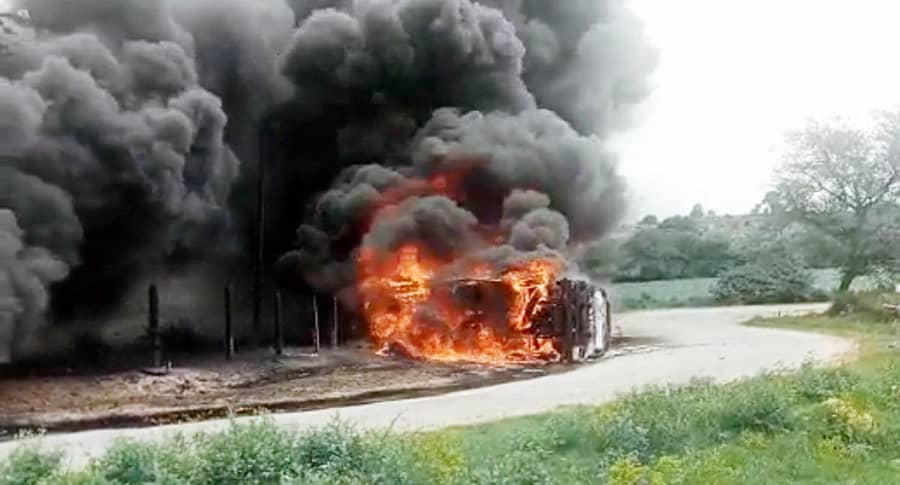 ಹರಪನಹಳ್ಳಿ ಸಮೀಪದ ಬೆಂಡಿಗೇರಿ ರಸ್ತೆಯ ಕಣವಿ ಬಳಿ ಪಲ್ಟಿಯಾದ ಡೀಸೆಲ್ ಟ್ಯಾಂಕರ್ ಹೊತ್ತಿ ಉರಿಯಿತು